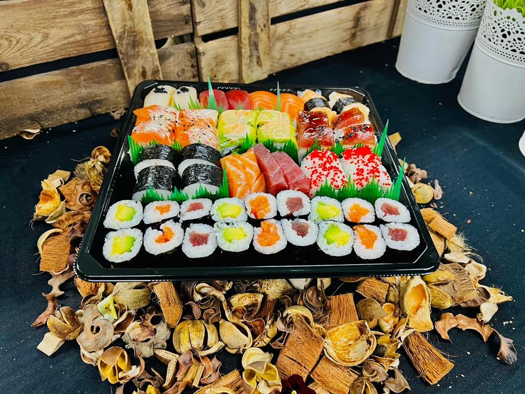 Bandeja de sushi party box 50 piezas